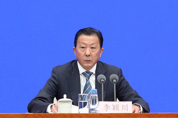 现在不排除拉比奥特续约留在尤文图斯的可能性，而他的未来似乎也与英超联赛以及沙特球队联系在一起。