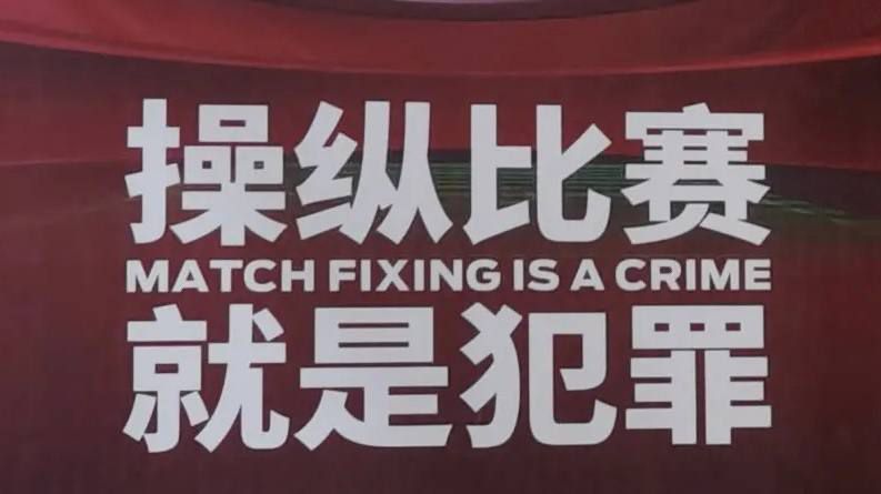 片刻后，他已经是泪流满面，浑身战栗的噗通一声跪在地上，苦苦哀求道：我求求你，不要杀我儿子，我只剩下这一个儿子了，如果他也死了，松本家族就彻底绝后了，我求你给我松本家留一条血脉吧。