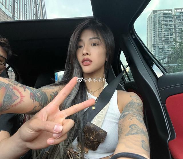 难道，是邹县令？边走边议。